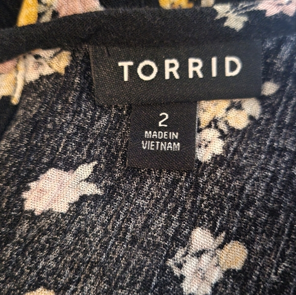 Torrid size 2, loose fit, 100% rayon, tank top, black with ditsy floral pattern - Picture 6 of 8